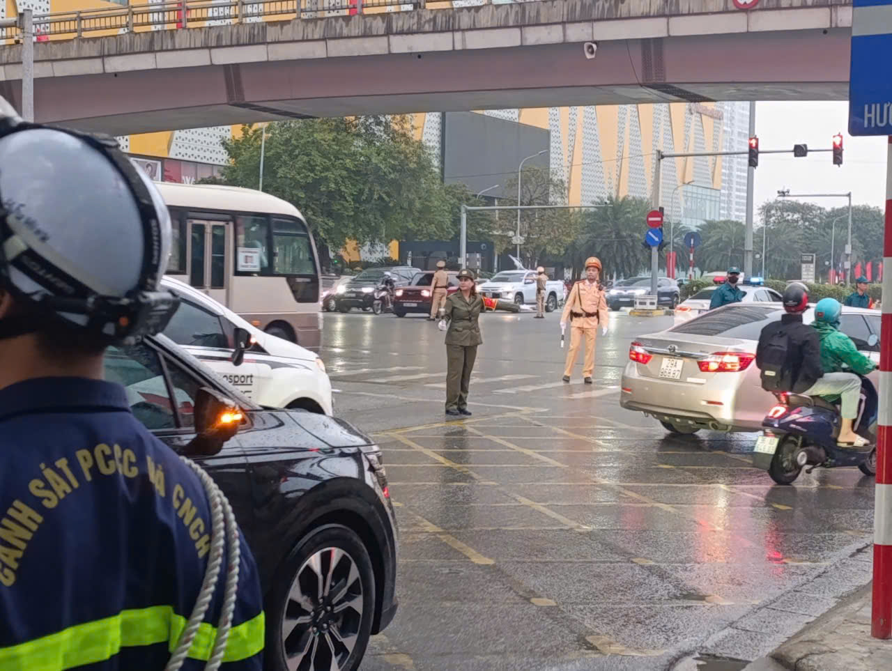 điều tiết giao thông trần duy hưng-nguyễn chánh.jpg