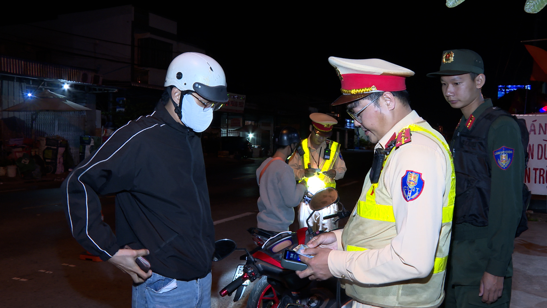 KIỂM TRA GIẤY TỜ XE.jpg