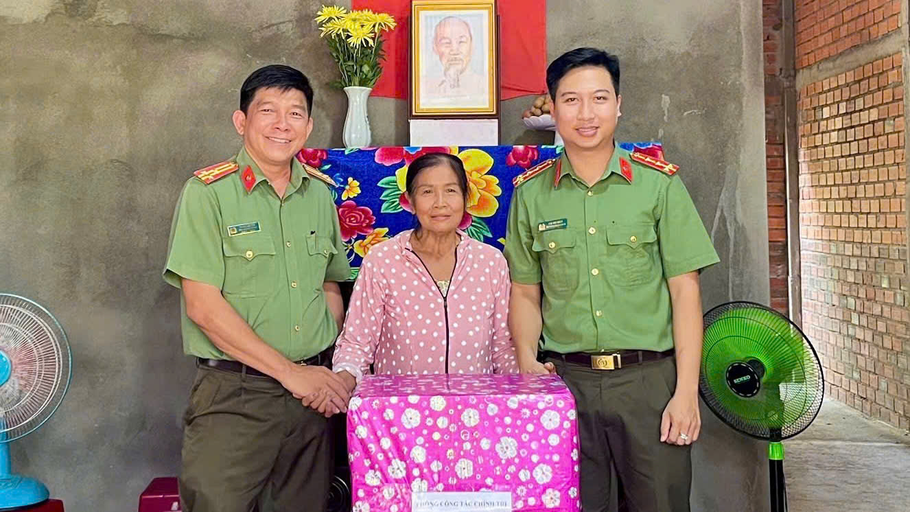 Bàn giao căn nhà 19.8 và tặng quà cho hộ có hoàn cảnh khó khăn.jpg