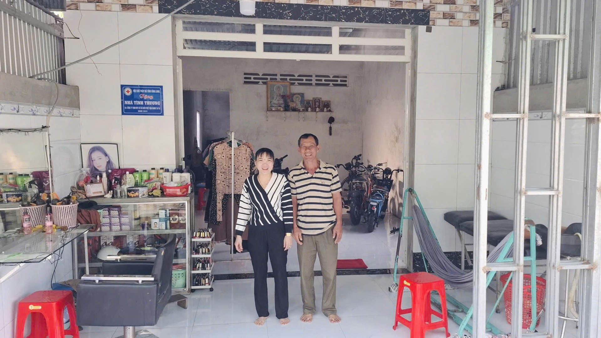 Hộ gia đình ông Nguyễn Trang Sử, xã Hiếu Thành, tỉnh Vĩnh Long làm ăn, phát triển kinh tế tại ngôi nhà mới.jpg