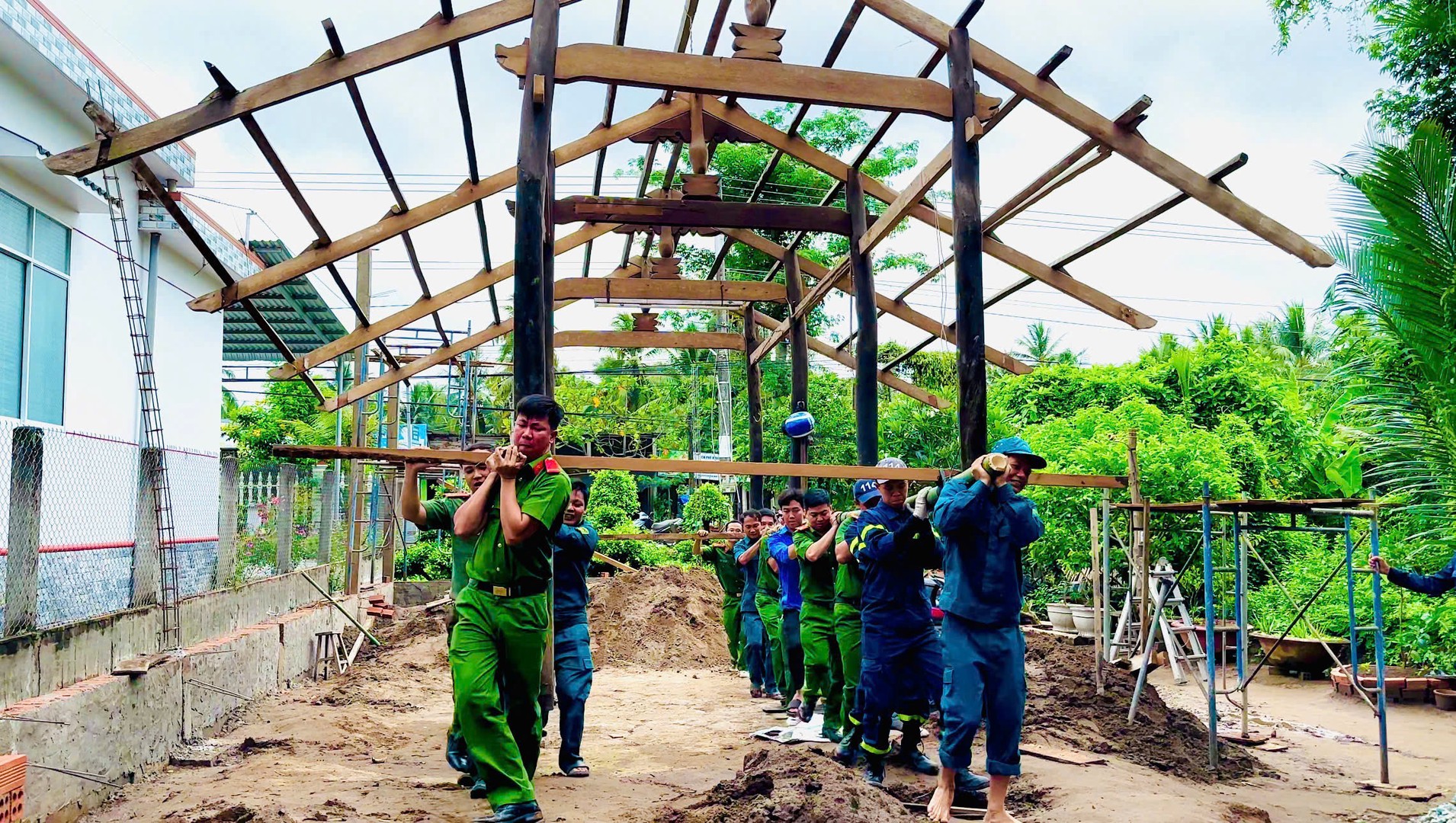 Đoàn viên, thanh niên Công an tỉnh hỗ trợ người dân tháo dỡ nhà cũ.jpg