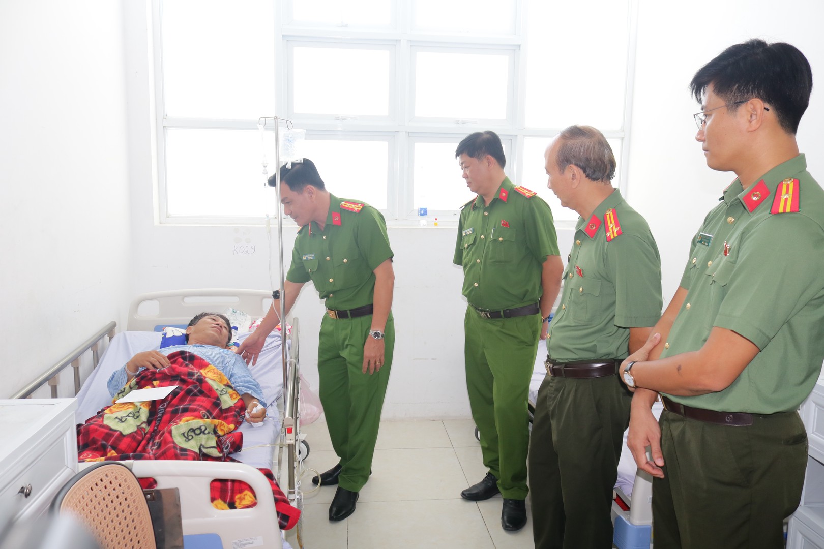 Đại tá Nguyễn Văn Thay - Phó Giám đốc Công an tỉnh thăm hỏi và  trao tiền hỗ trợ cho Thiếu tá Nguyễn Khắc Huy(4).JPG