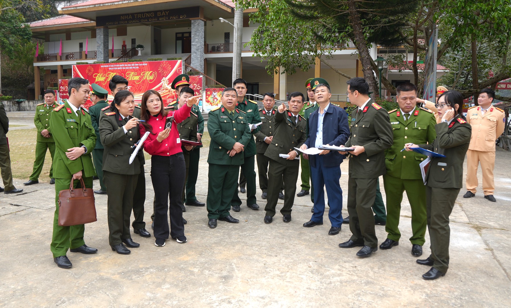 Đoàn công tác khảo sát khu vực dự kiến tổ chức Chương trình cầu truyền hình tại xã Trường Hà.JPG
