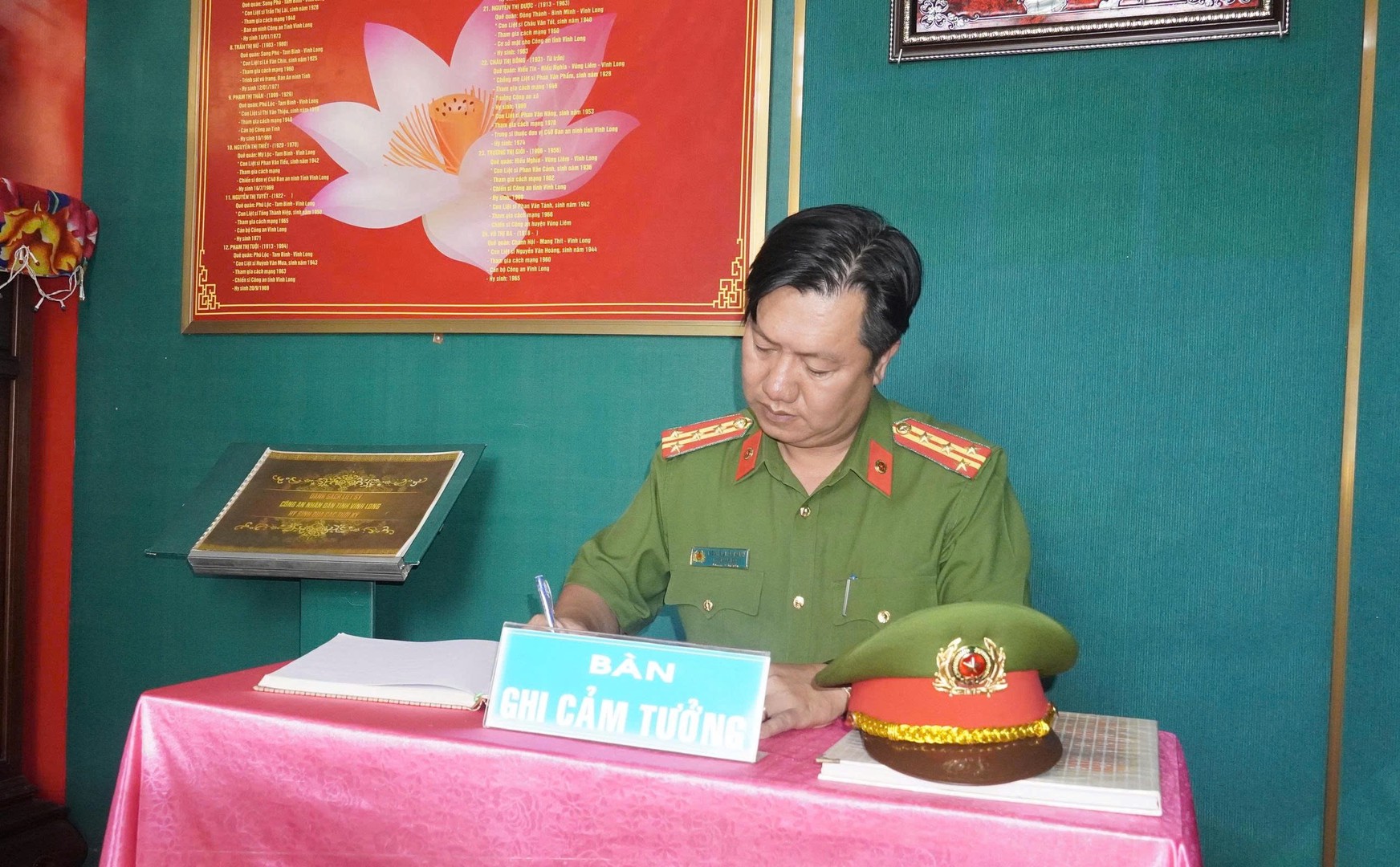 PGĐ viết cảm tưởng tại Bia truyền thống.jpg