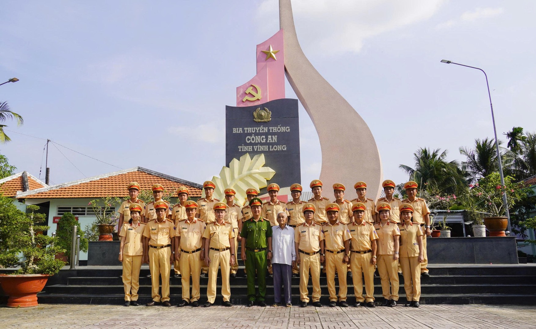 Đoàn chụp ảnh lưu niệm tại Bia.jpg