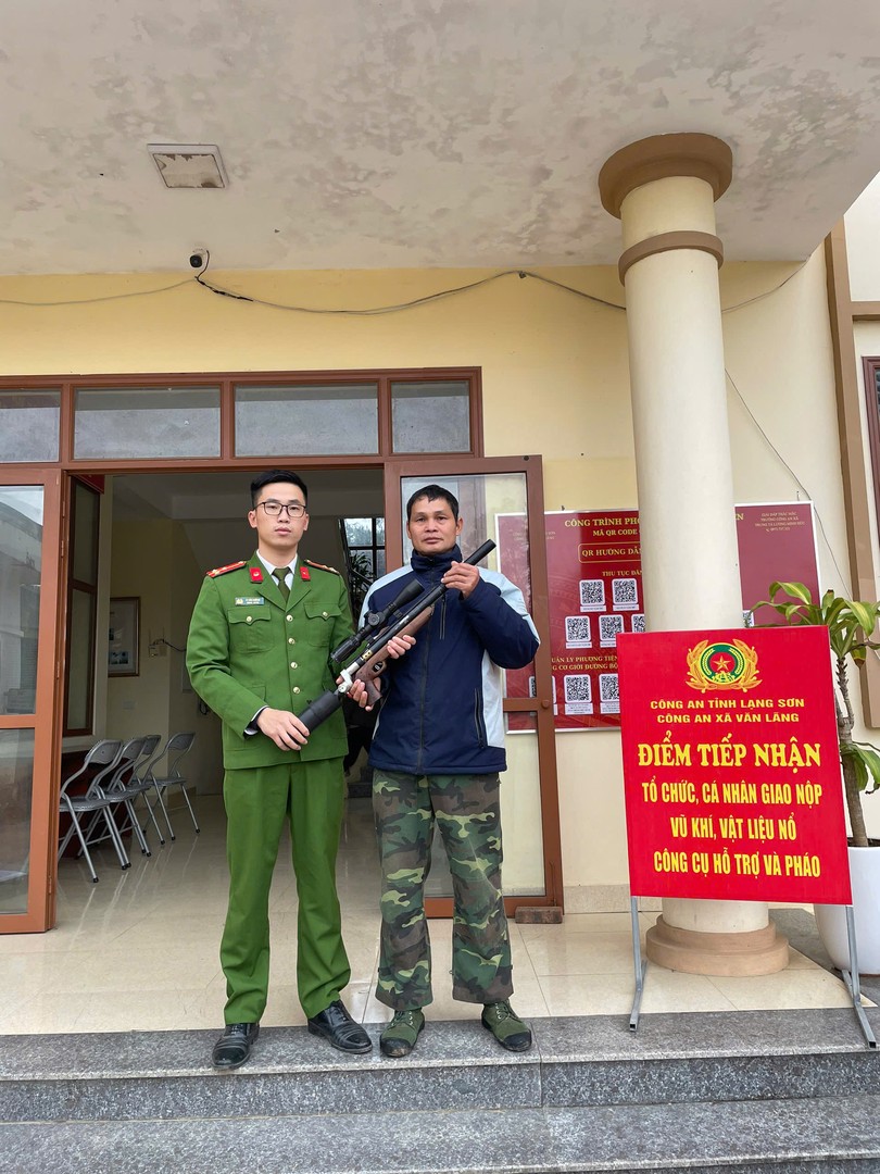 Người dân đến Công an xã Văn Lãng đổi vũ khí, vật liệu nổ, công cụ hỗ trợ lấy quà tặng và thư khen.jpg