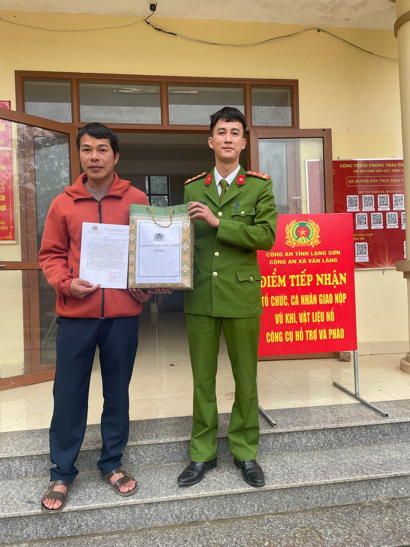 Người dân được nhận quà tặng và thư khen của Công an xã Văn Lãng.jpg