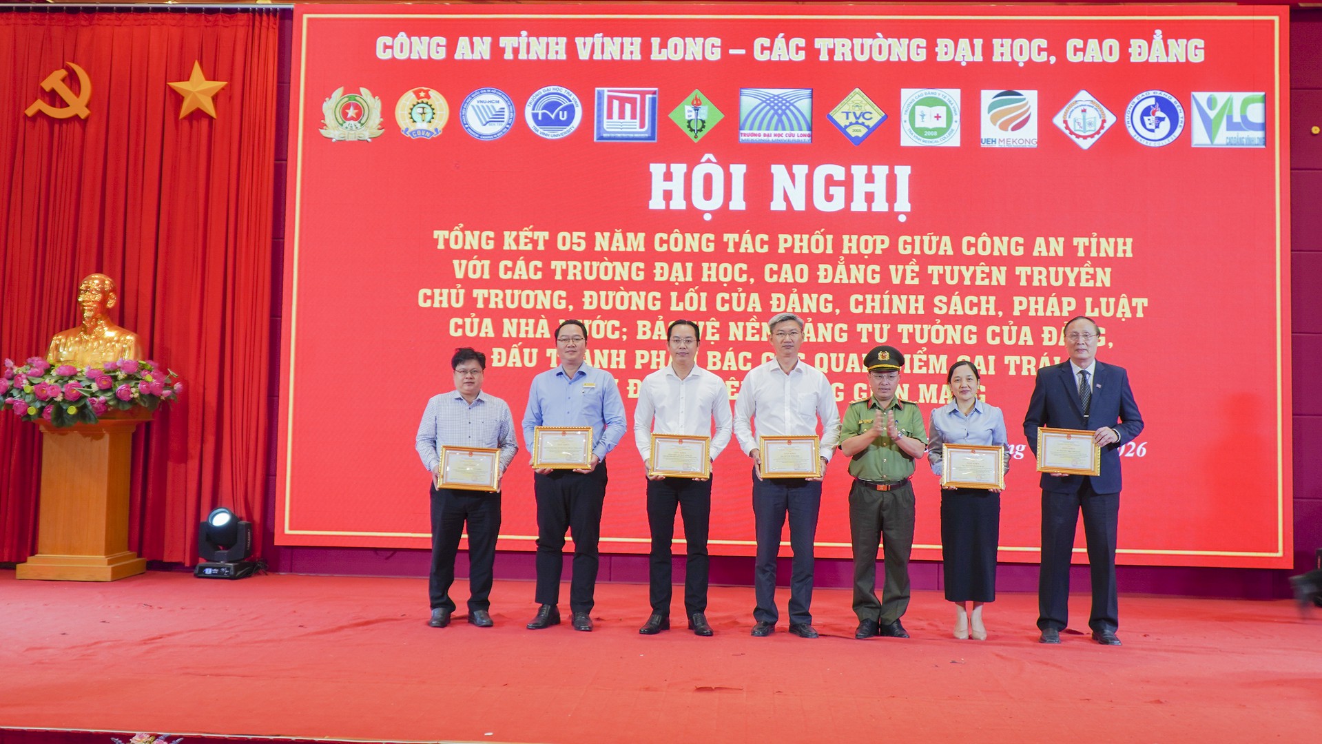 Đại tá Phạm Thanh Tùng tặng giấy khen.jpg