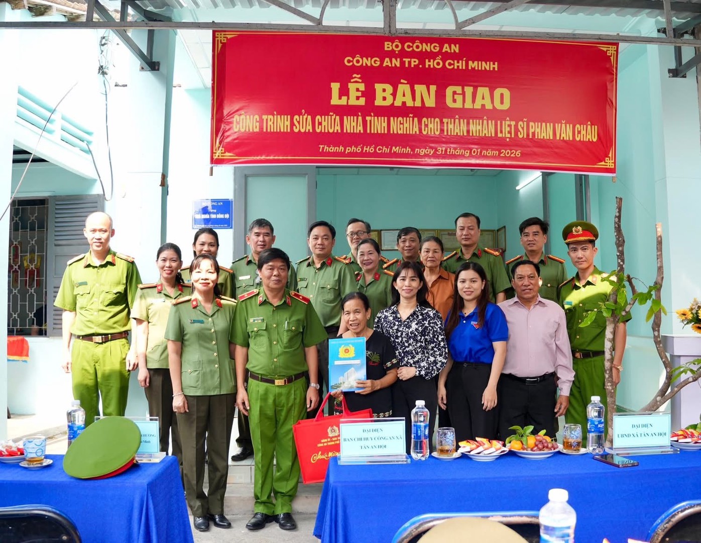 Các đại biểu chụp hình lưu niệm cùng gia đình bà Phan Thị Hồng..jpeg