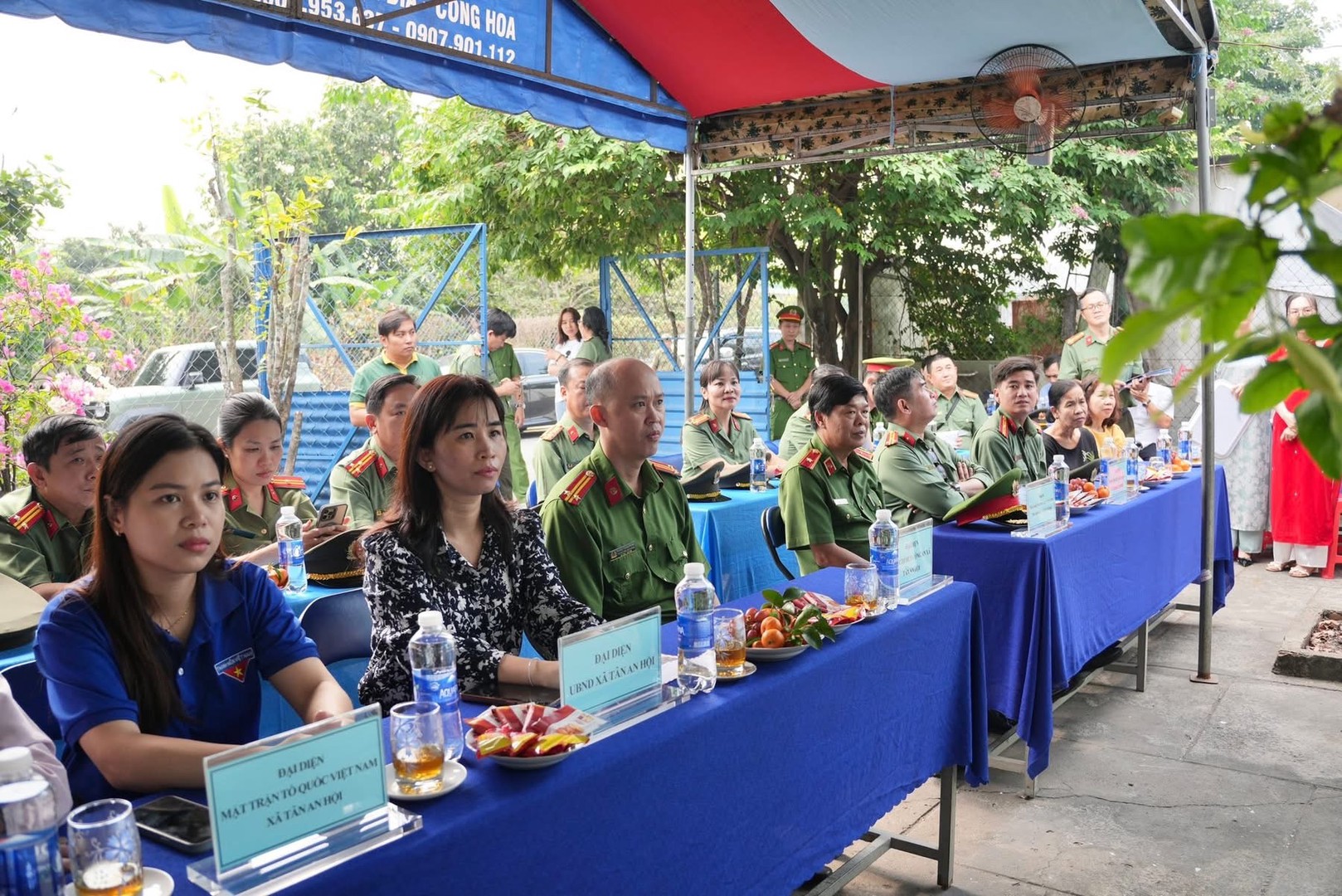 Các đại biểu tham dự buổi lễ bàn giao nhà.jpeg