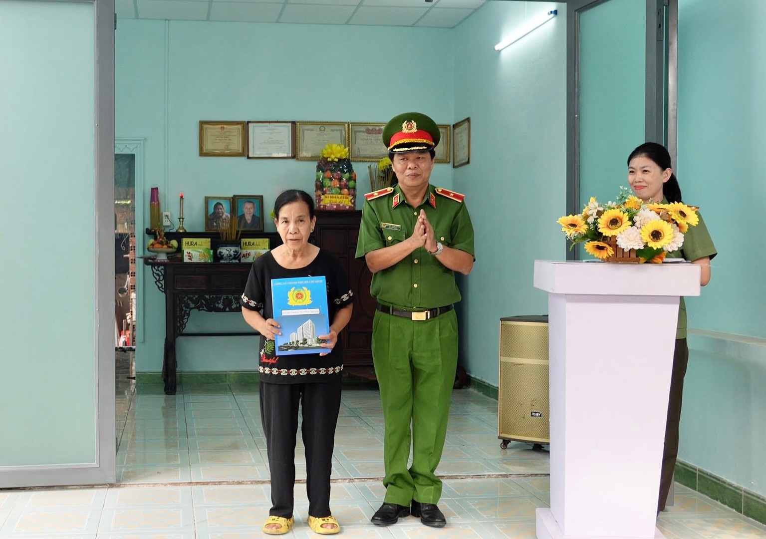 Đoàn công tác chính sách CATP bàn giao nhà nghĩa tình đồng đội cho bà Phan Thị Hồng..jpeg