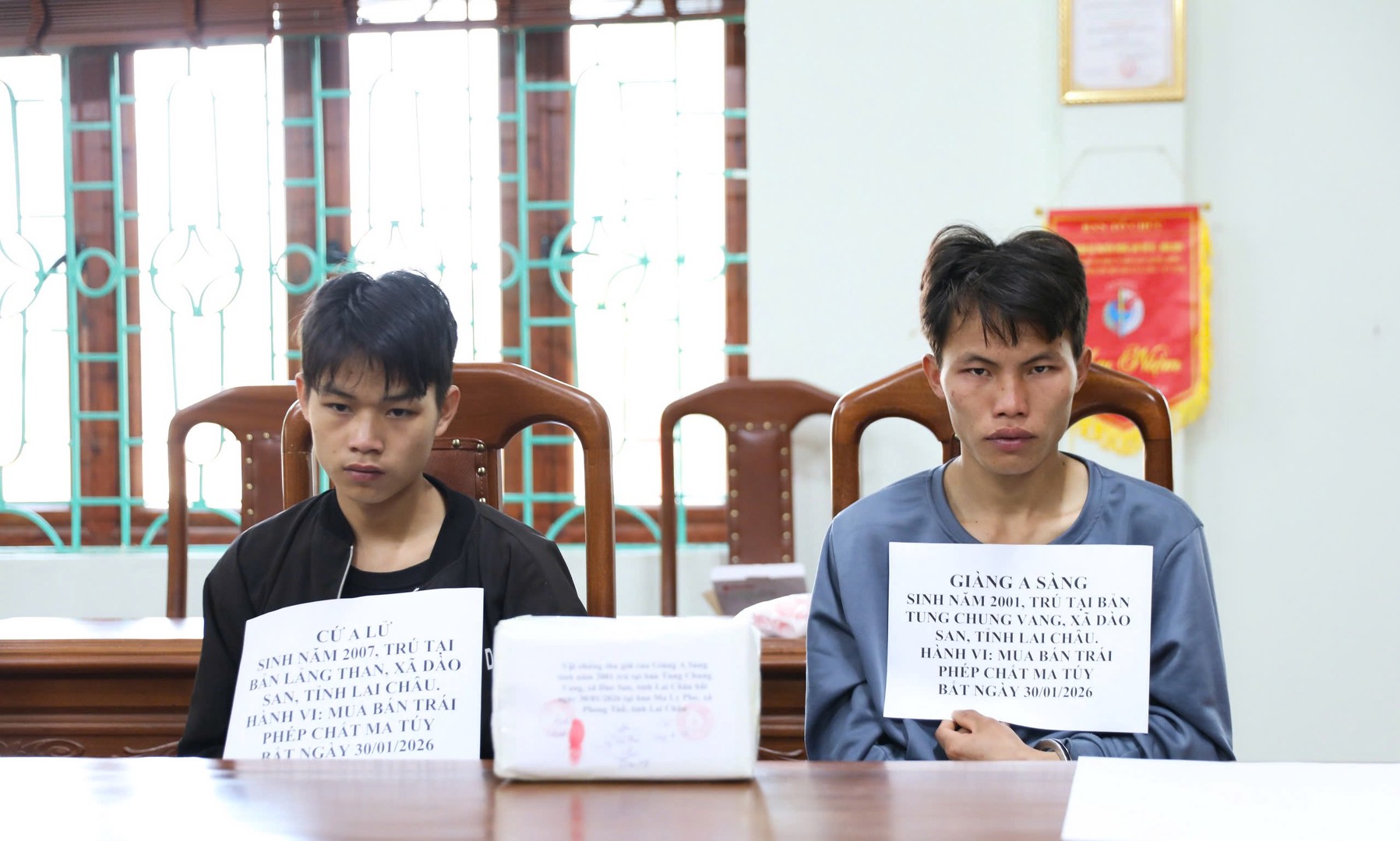 Các đối tượng cùng vật phẩm tại cơ quan Công an..jpg