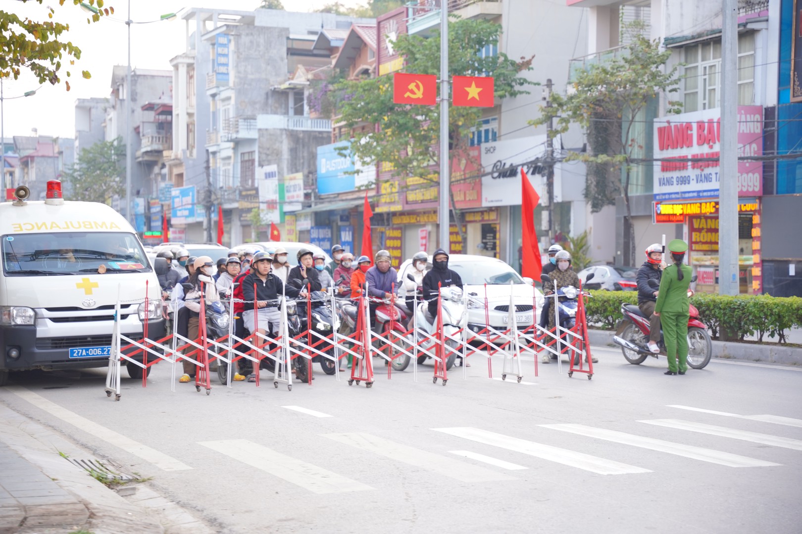 Lực lượng Công an Điện Biên chủ động phân luồng, chốt chặn tại các tuyến đường đoàn di chuyển.JPG