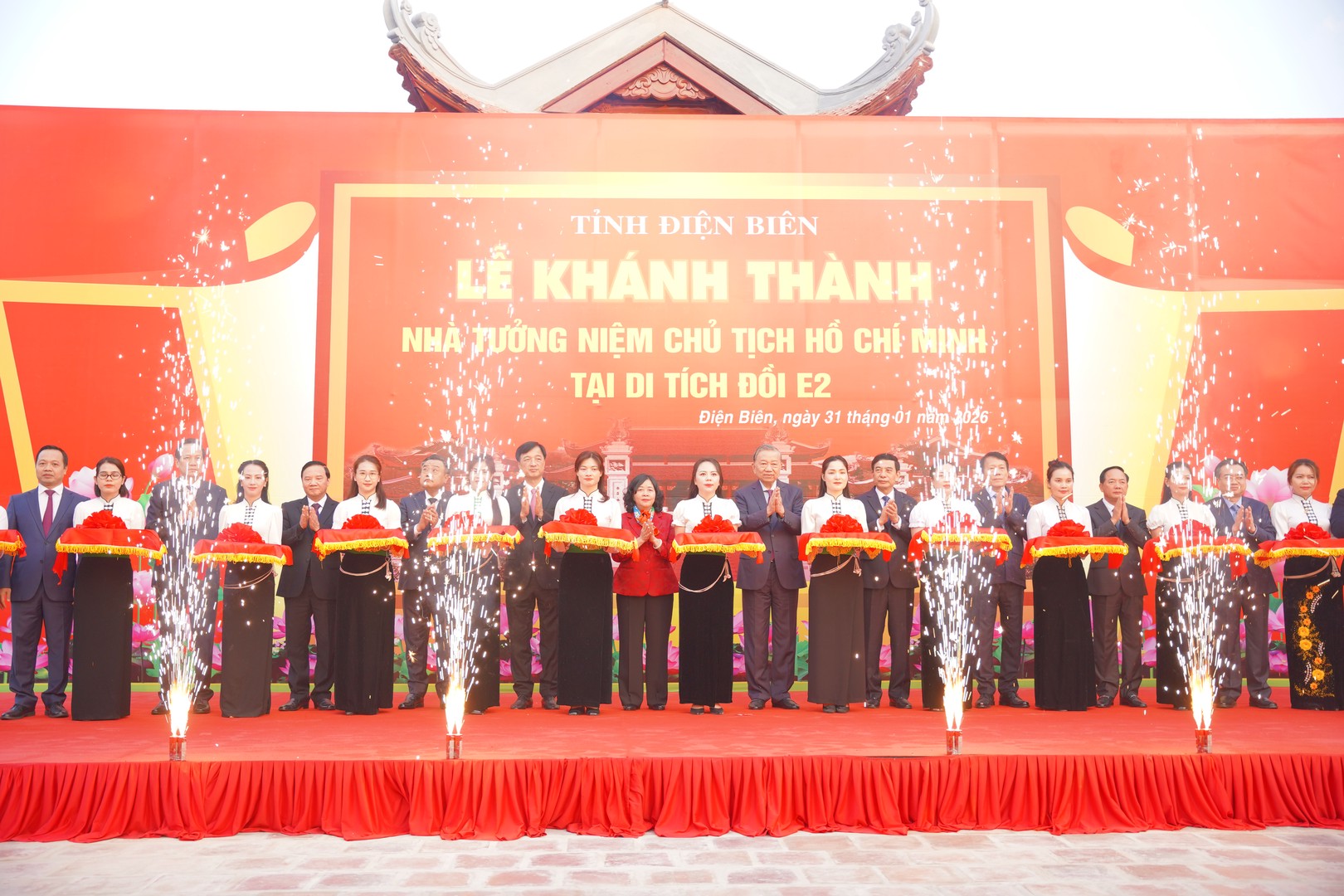 Tổng Bí thư cắt băng khánh thành Nhà tưởng niệm Chủ tịch Hồ Chí Minh tại Đồi E2, phường Điện Biên Phủ.JPG