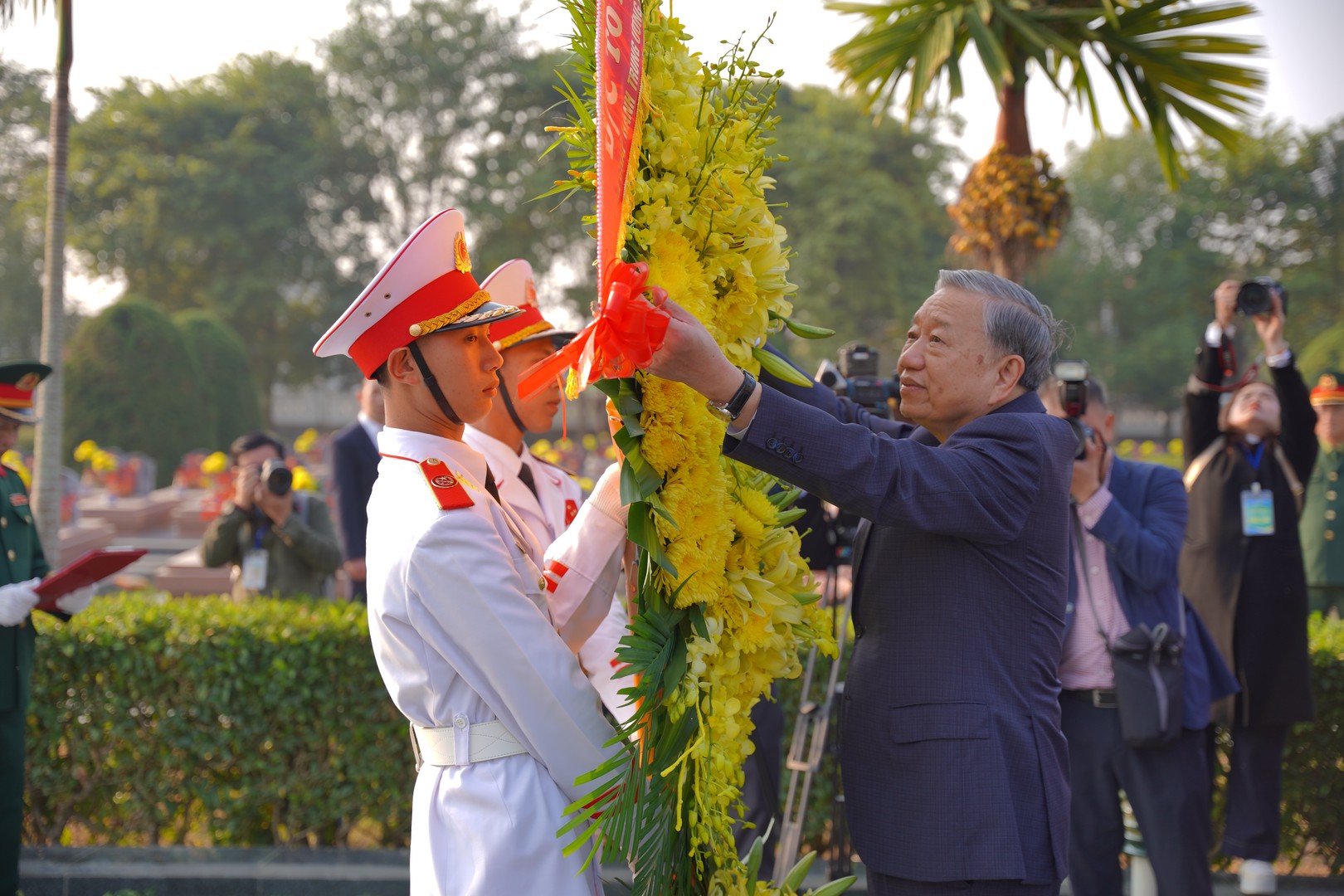 Tổng Bí thư chỉnh vòng hoa dâng hương tại Nghĩa trang liệt sỹ A1.JPG