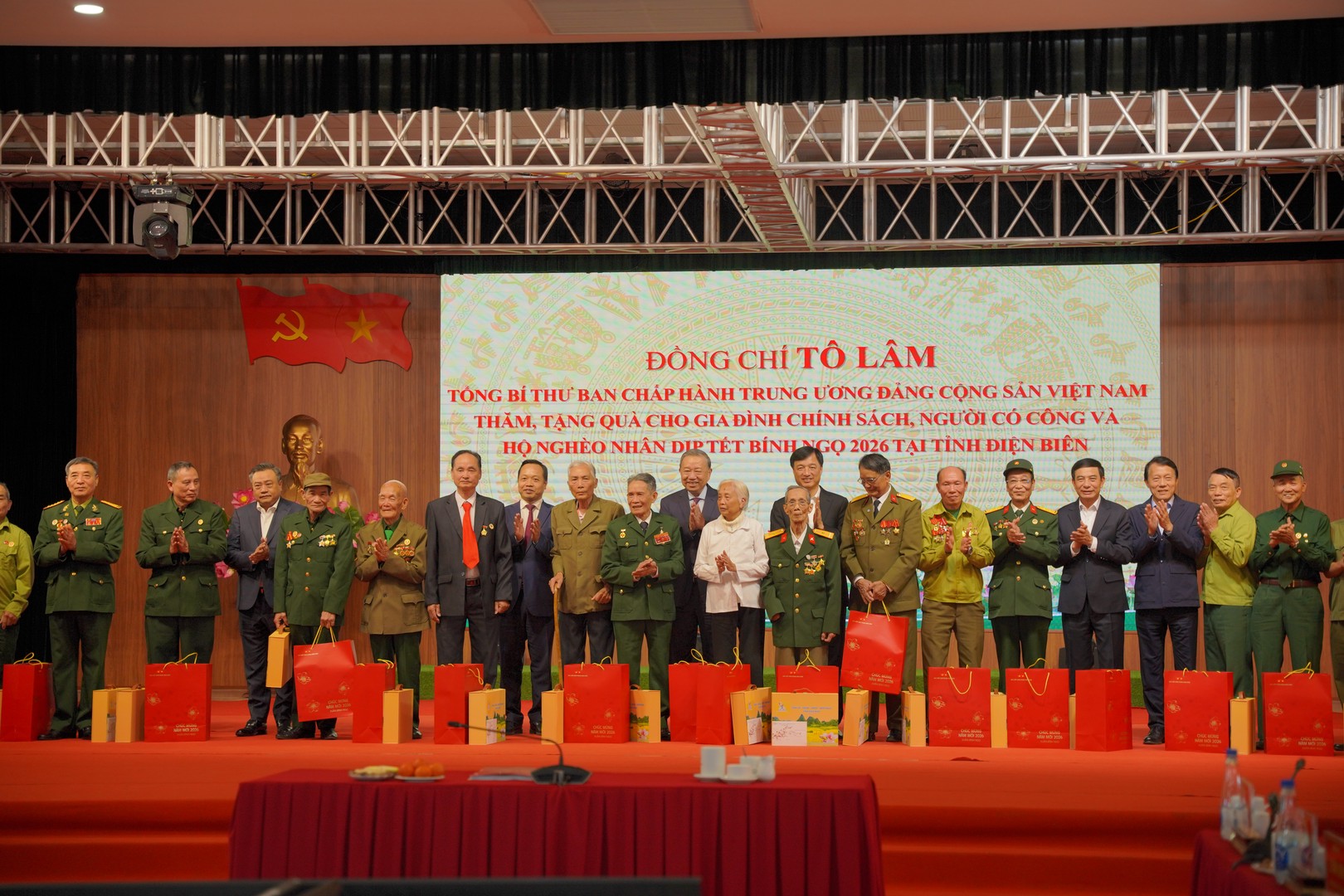 Tổng Bí thư và các đồng chí trong đoàn công tác tặng quà Tết cho thương bệnh binh.JPG