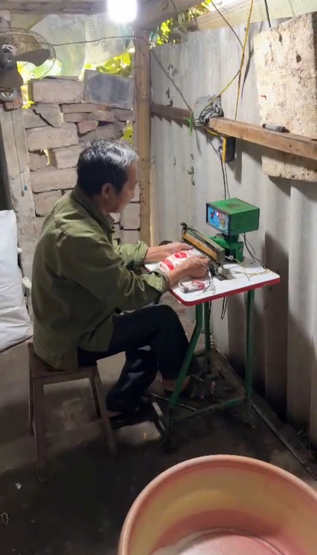 Ảnh 1 Hình ảnh đối tượng thực hiện hành vi đóng gói mì chính giả.jpg