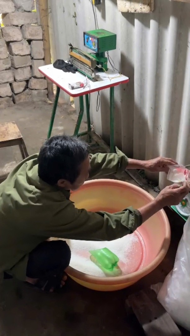 Ảnh 2 Hình ảnh đối tượng thực hiện hành vi đong và cân mì chính.jpg