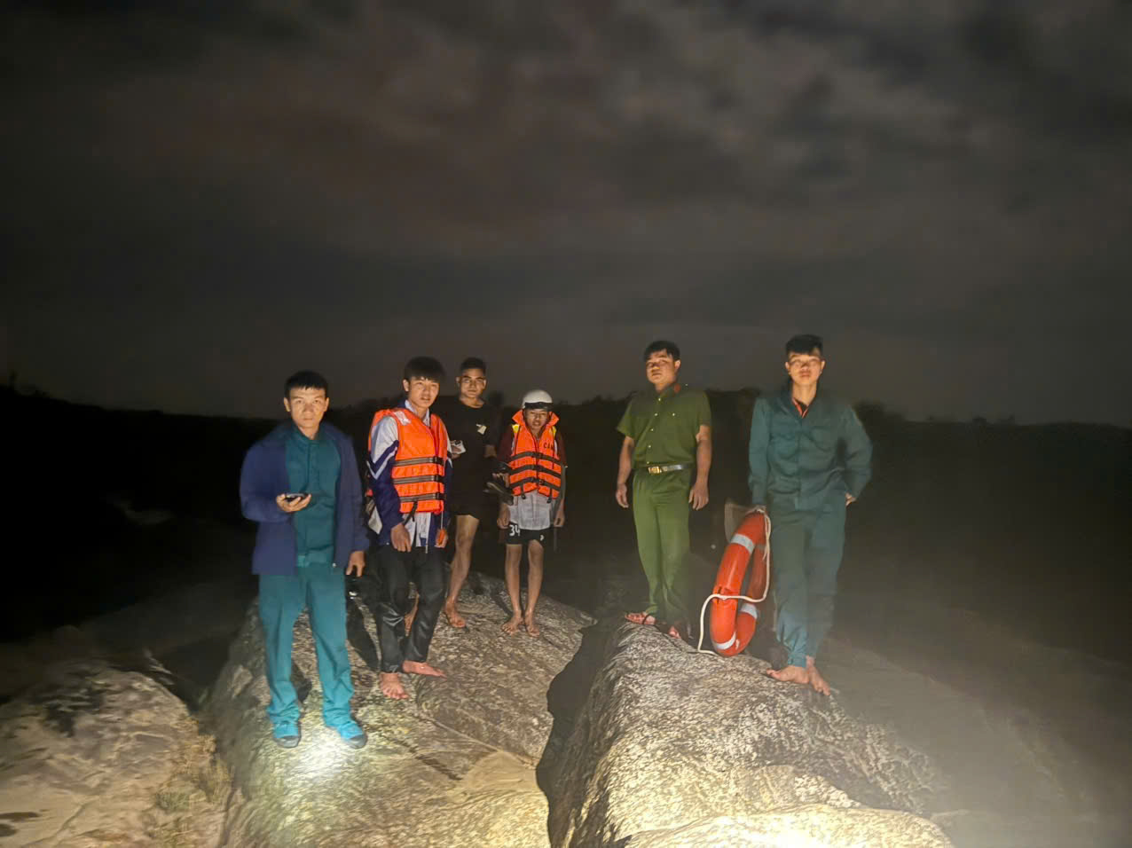 HAI EM HỌC SINH (MẶC ÁO PHAO) ĐƯỢC GIẢI CỨU.jpg