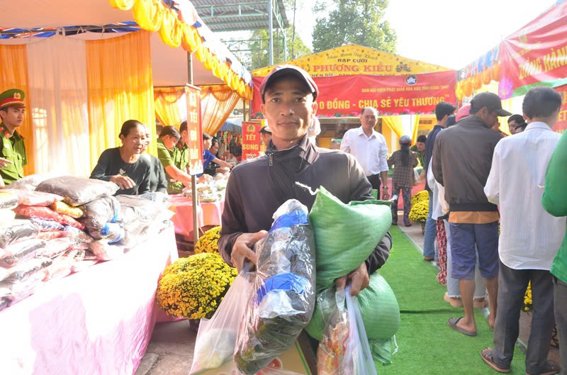 Một số hình ảnh tại Phiên chợ 0 đồng  - chia sẻ yêu thương cho bà con vùng đồng bào có đạo.jpg