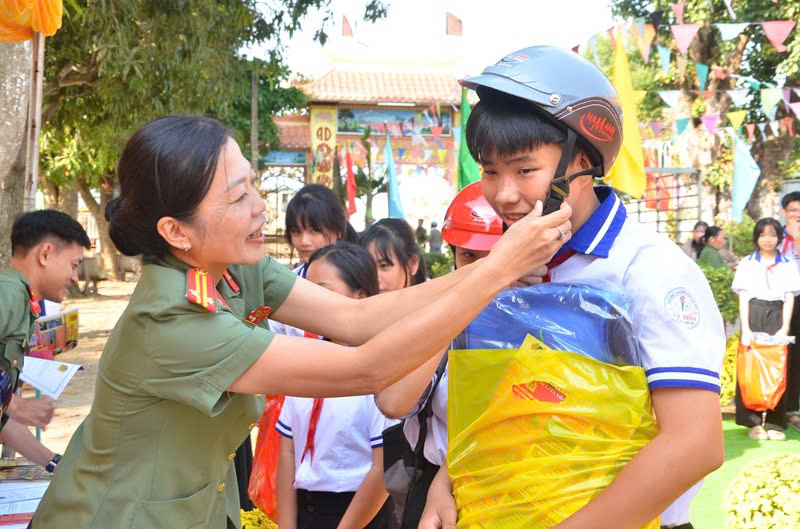 Một số hình ảnh tại Phiên chợ 0 đồng  - chia sẻ yêu thương cho bà con vùng đồng bào có đạo (3).jpg