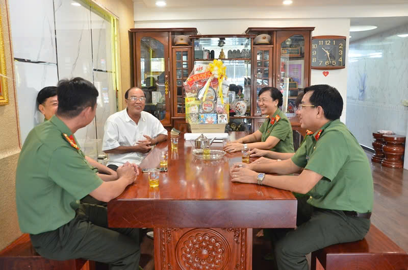 Đại tá Võ Thị Hoài Ngọc, Tỉnh ủy viên, Phó Bí thư Đảng ủy, Phó Giám đốc Công an tỉnh ân cần thăm hỏi và tặng quà các đồng chí nguyên Lãnh đạo Công an tỉnh (1).jpg