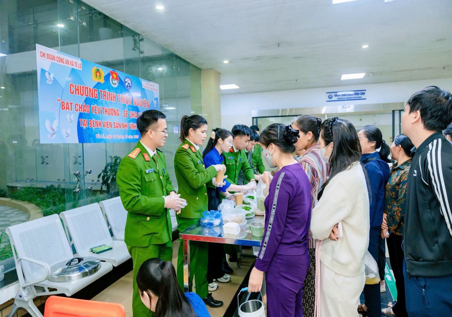 Công an xã Tề Lỗ tổ chức chương trình “Bát cháo yêu thương”.jpg