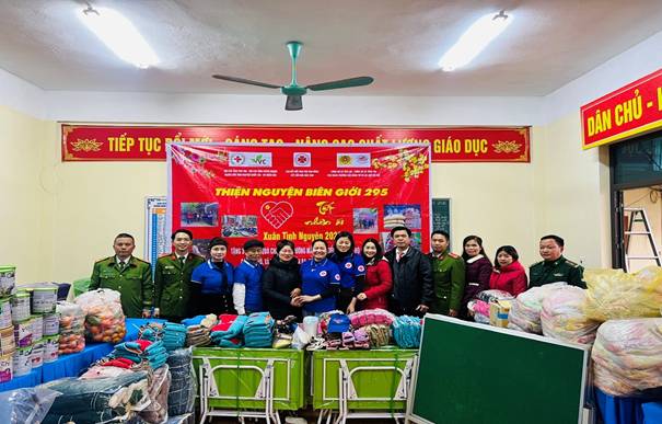 Công an xã Yên Lạc tổ chức tặng quà hộ gia đình khó khăn tại bản Cao Mã Pờ.jpg