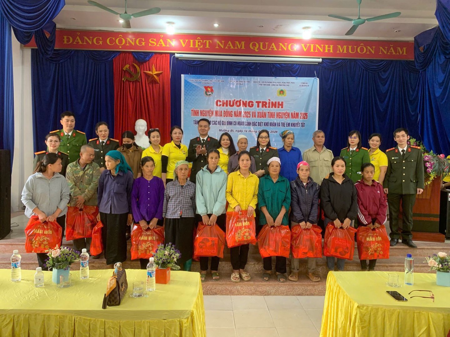 Phòng Tổ chức cán bộ tặng quà gia đình khó khăn tại xã Mường Bi.jpg