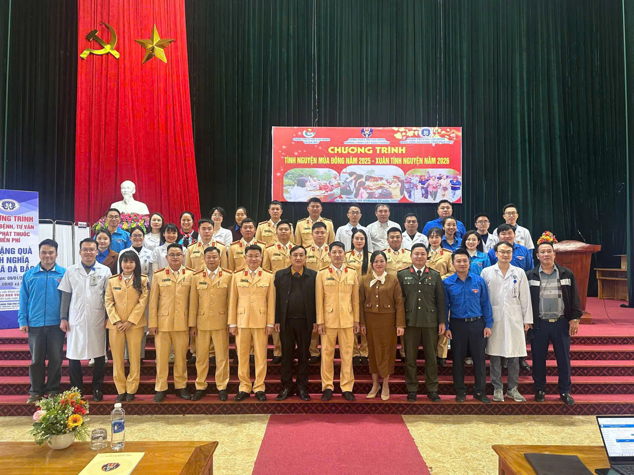 Tuổi trẻ phòng Cảnh sát giao thông chung tay “tình nguyện mùa đông - xuân tình nguyện” tại xã Đà Bắc.jpeg