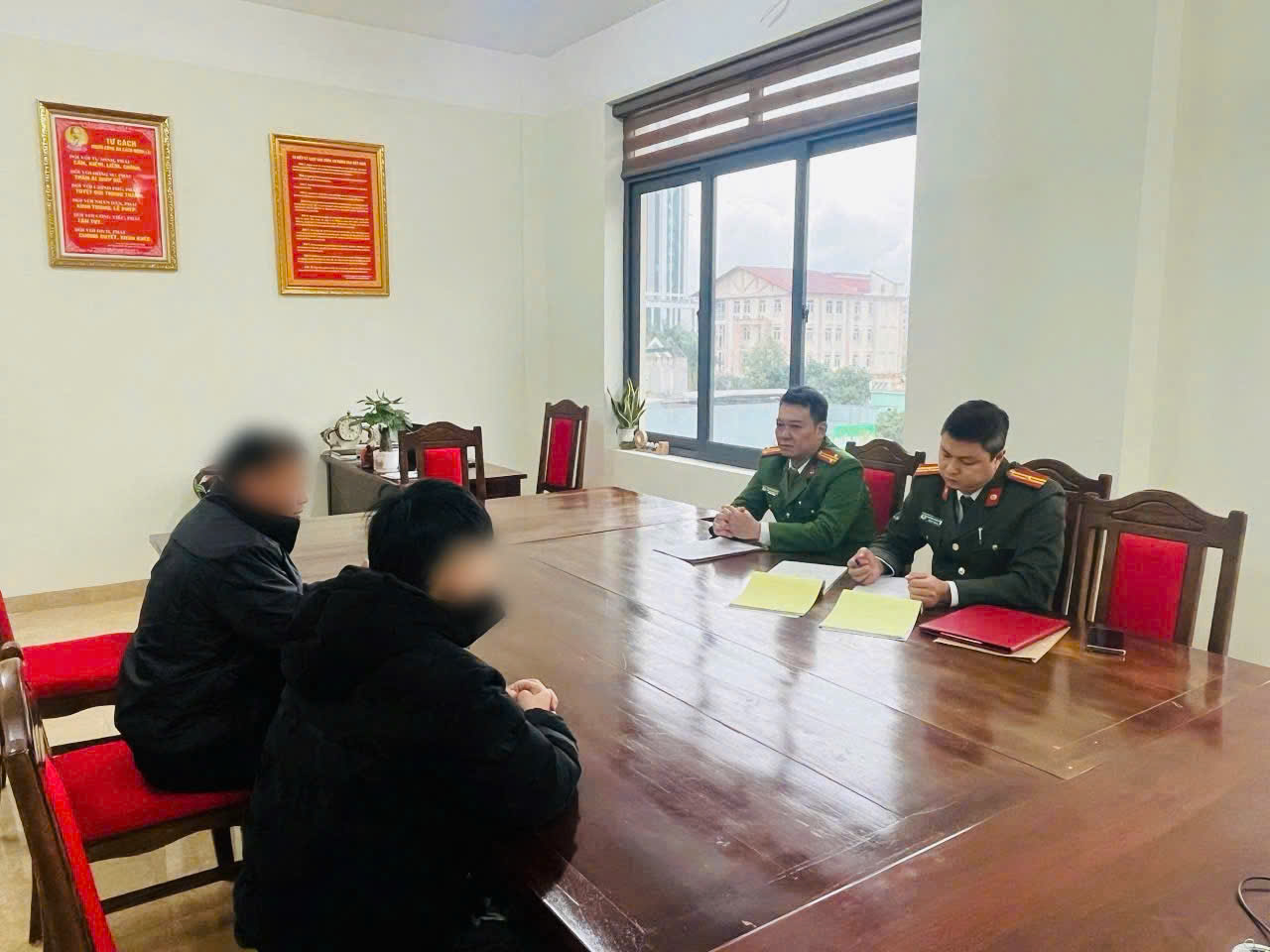 Công an xã Bảo Thắng triệu tập H và đại diện gia đình đến làm việc.jpg