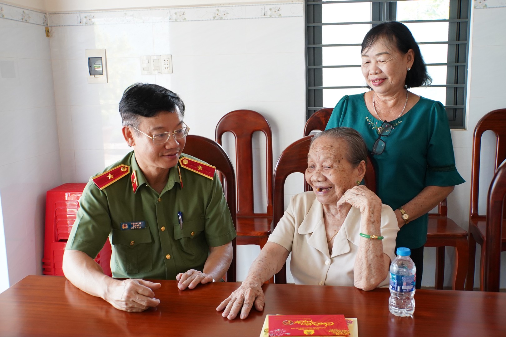 4. Giám đốc Công an tỉnh Thiếu tướng Vũ Như Hà thăm hỏi, tặng quà cho mẹ VNAH Lê Thị Hai.JPG