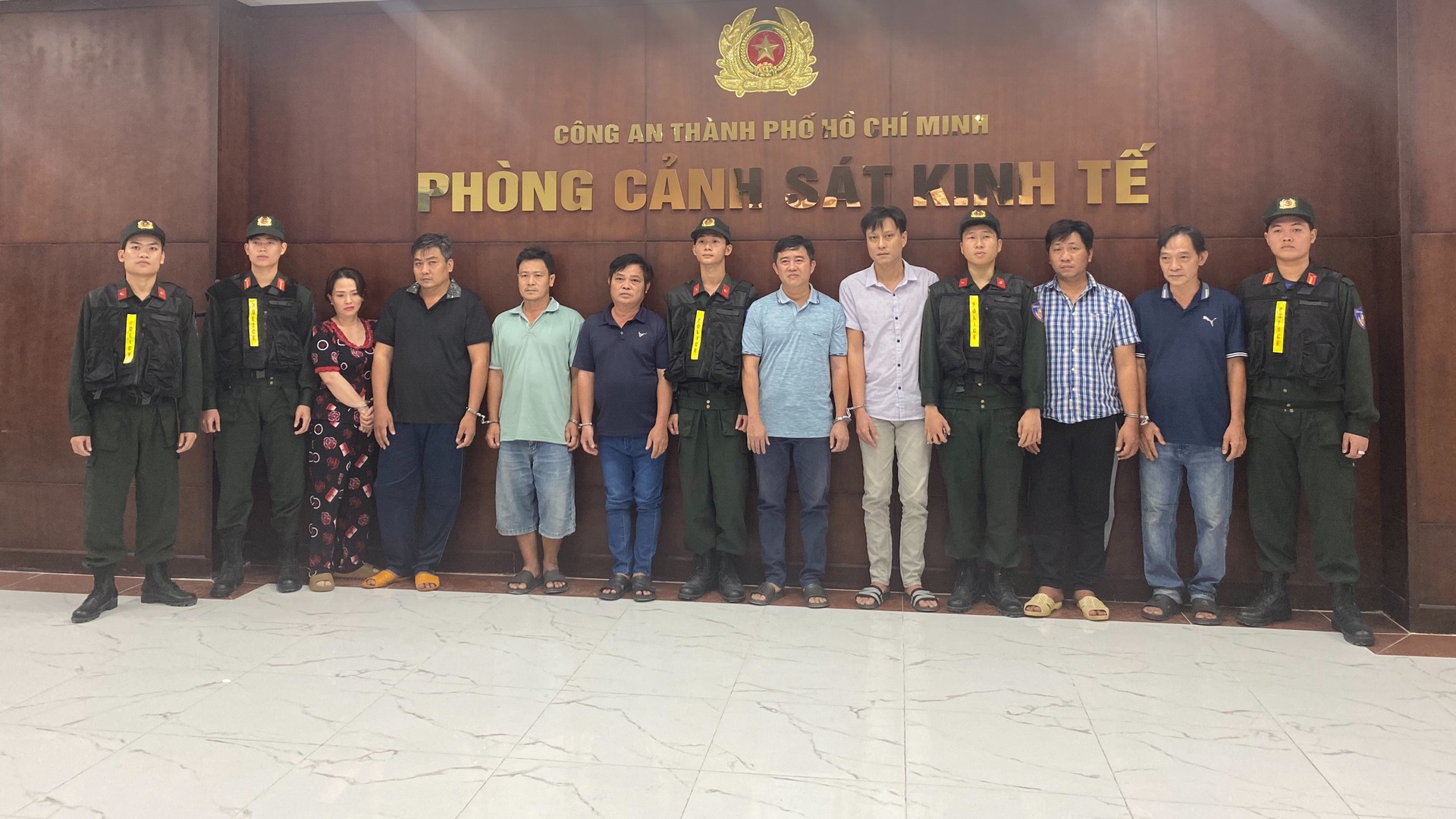 từ trái qua Lê Thị Ngọc Hương; Lê Thanh Tú, Nguyễn Thanh Hải, Nguyễn Hồng Hải; Nguyễn Văn Yên; Phạm Tuấn Dũng; Nguyễn Tấn Hiệp; Trần Văn Đức.jpg