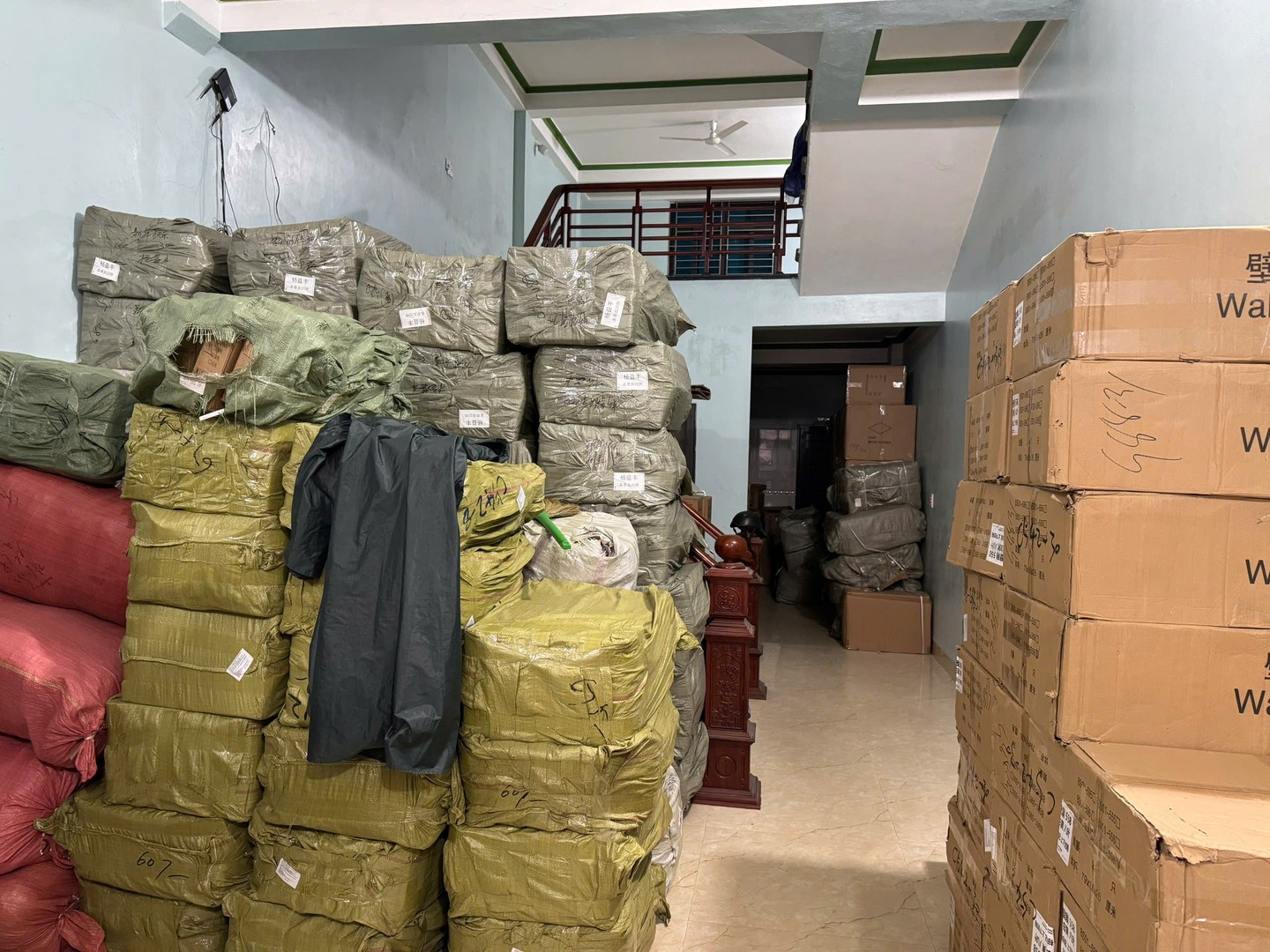 Hình ảnh khám xét tại hiện trường.jpg