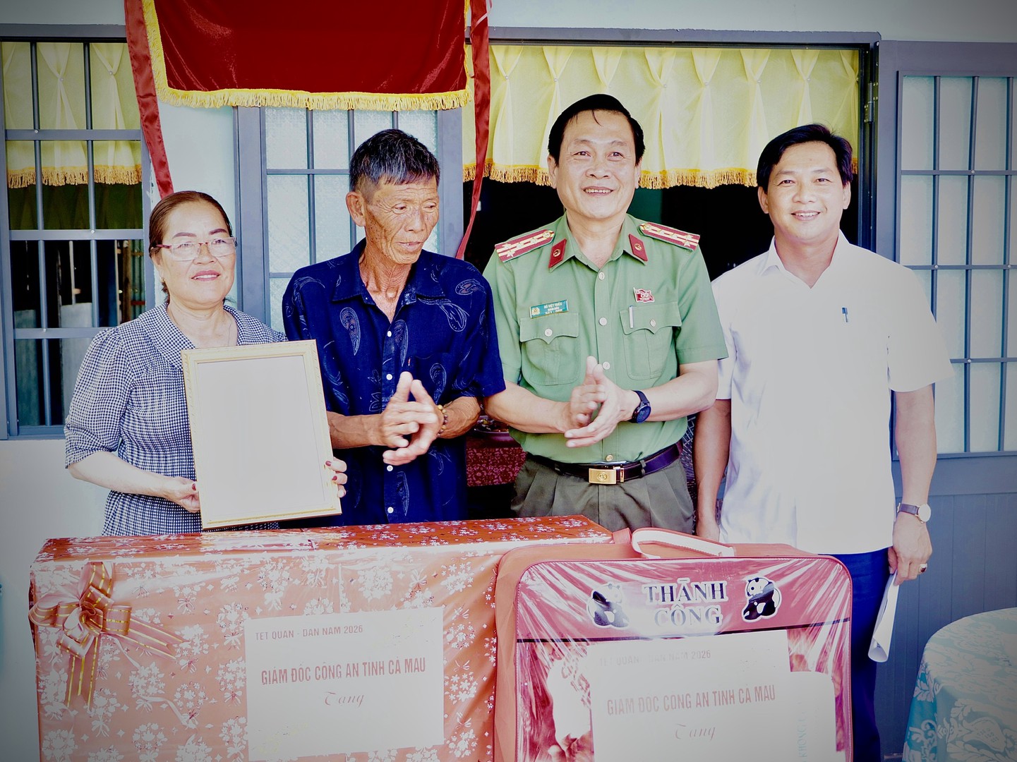 Ảnh 2 Trao Quyết định và quà.jpg