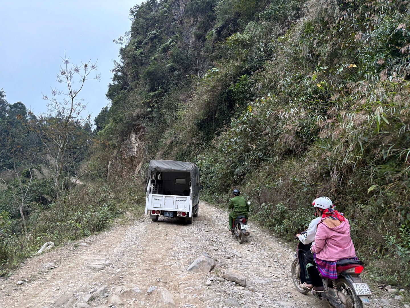 Đường đi đến trạm xá gần nhất rất khó đi nhiều dốc cao, cua gấp.jpg