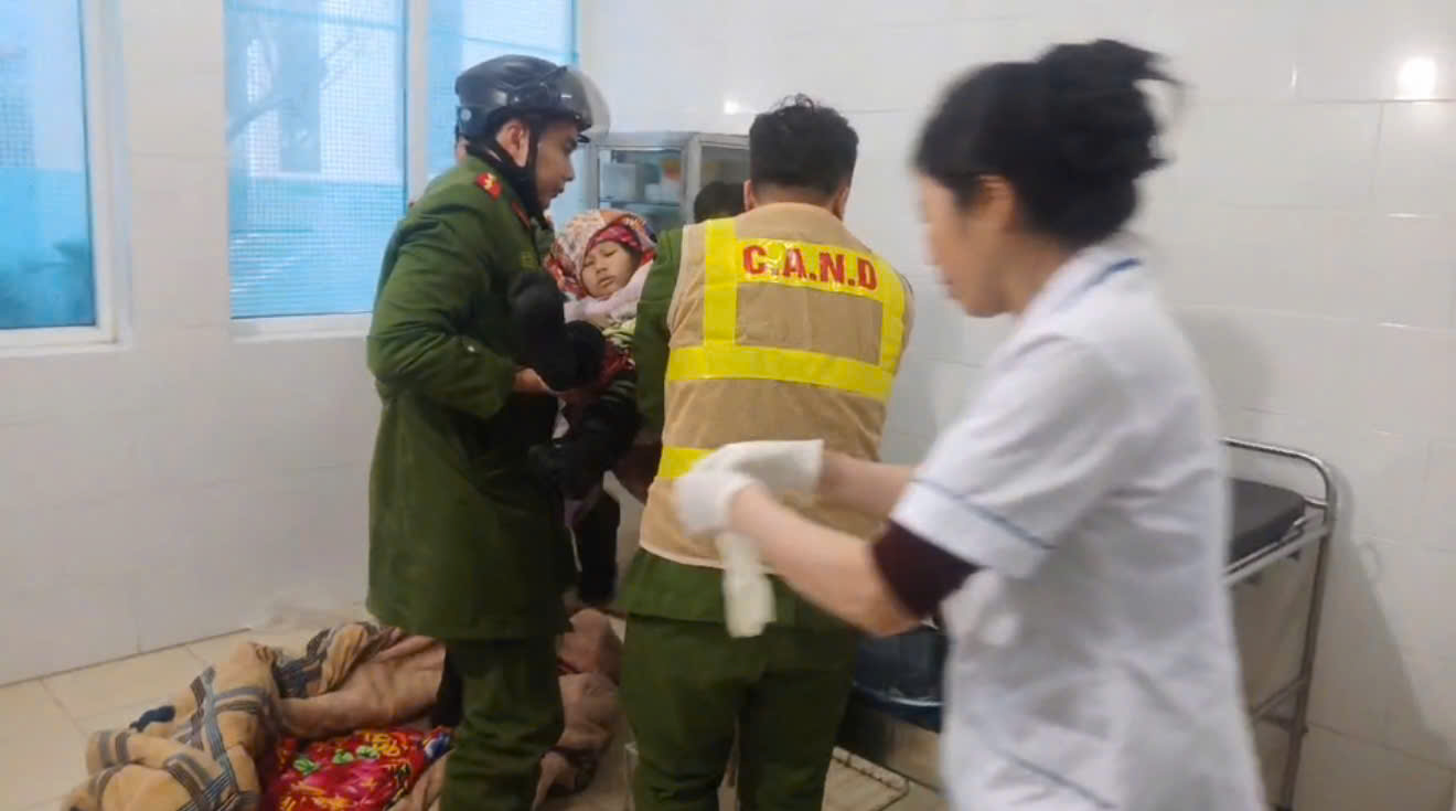 Nhờ sự giúp đỡ của Công an xã Nậm có sản phụ và em bé đã đến trạm xá an toàn.jpg