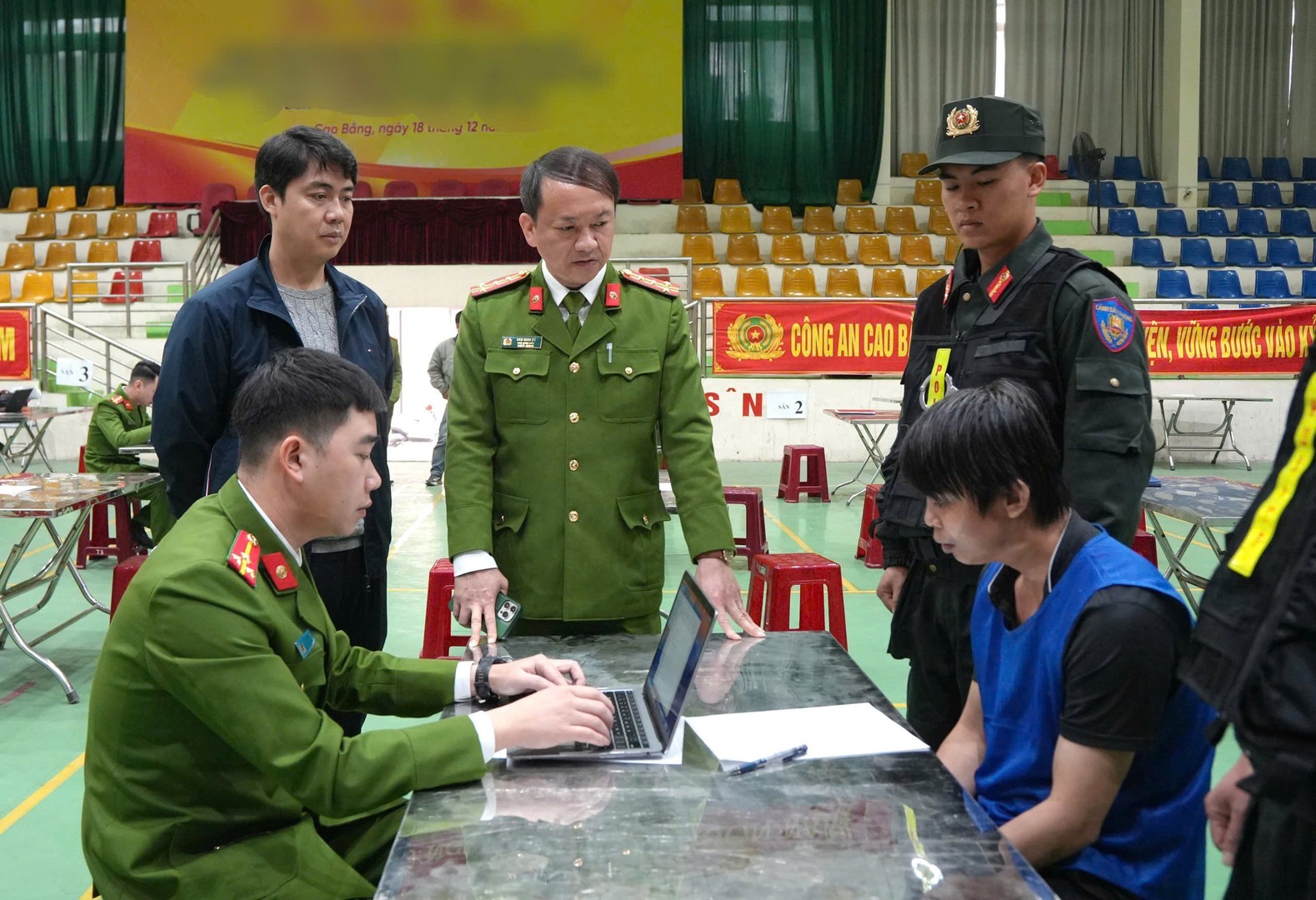 1. Đại tá Sầm Minh Hồ, Phó Giám đốc Công an tỉnh Cao Bằng trực tiếp chỉ đạo công tác điều tra trong chuyên án lừa đảo xuyên quốc gia.jpg