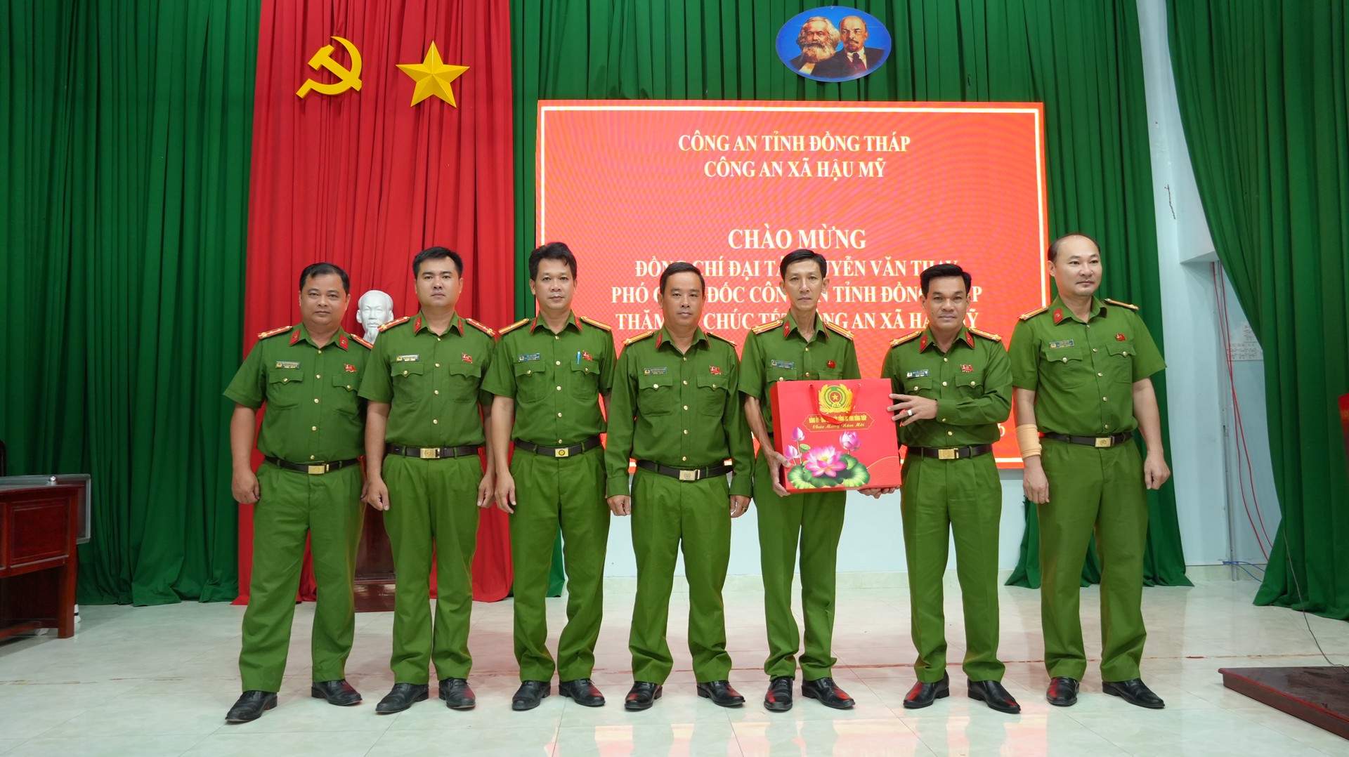 Đại tá Nguyễn Văn Thay - Phó Giám đốc Công an tỉnh chúc Tết Công an các phường, xã. Ảnh Trọng Tín.JPG