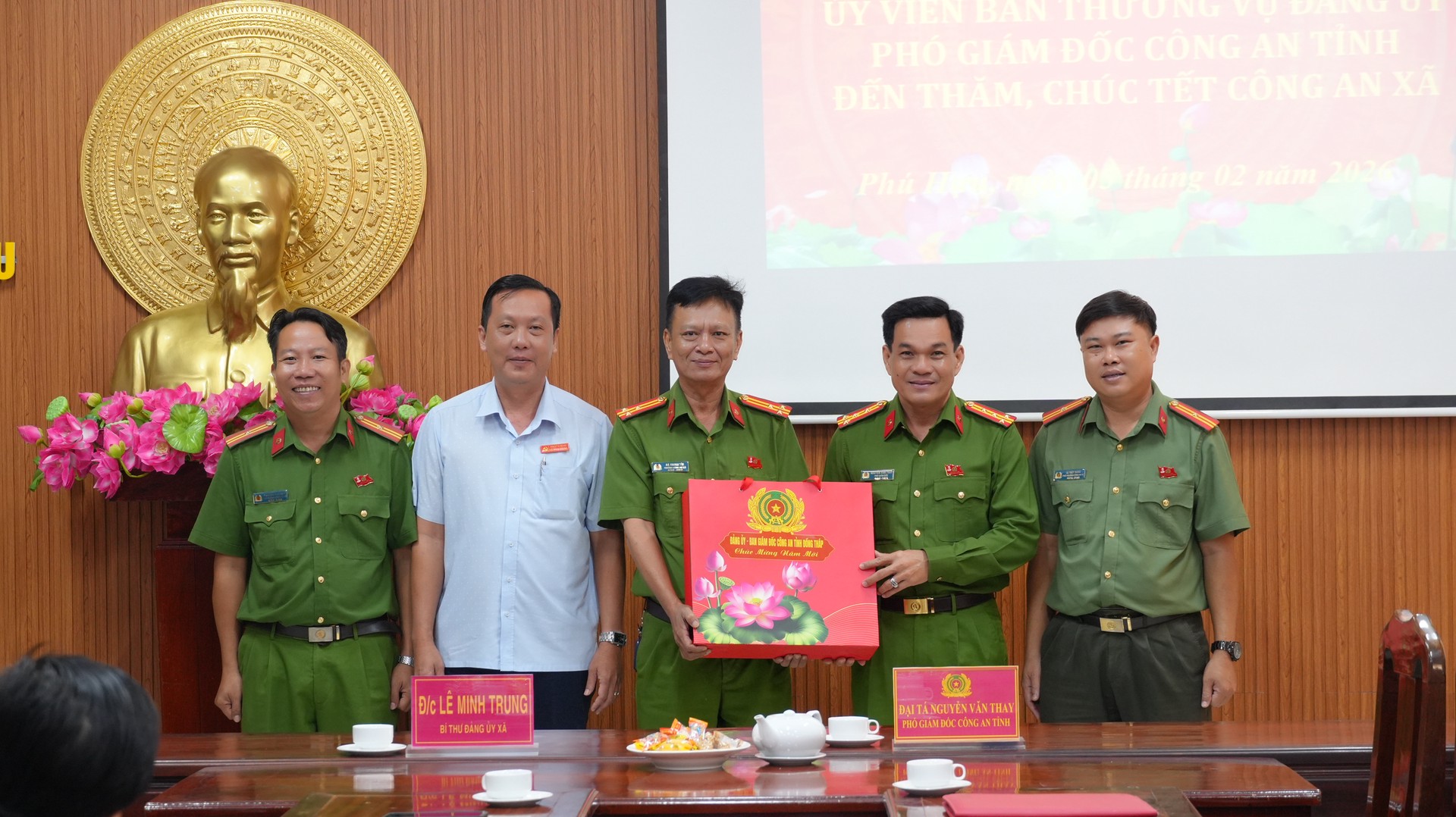Đại tá Nguyễn Văn Thay - Phó Giám đốc Công an tỉnh chúc Tết Công an các phường, xã. Ảnh Trọng Tín (2).JPG