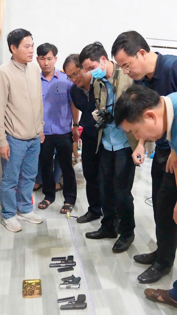 4 súng ngắn tang vật thu tại nhà đối tượng Tài.jpg