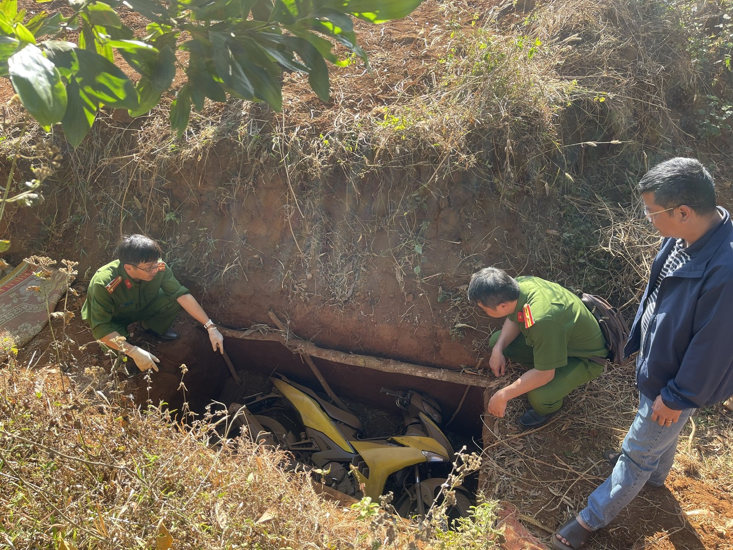 chiec xe bi chon trong rừng.jpg