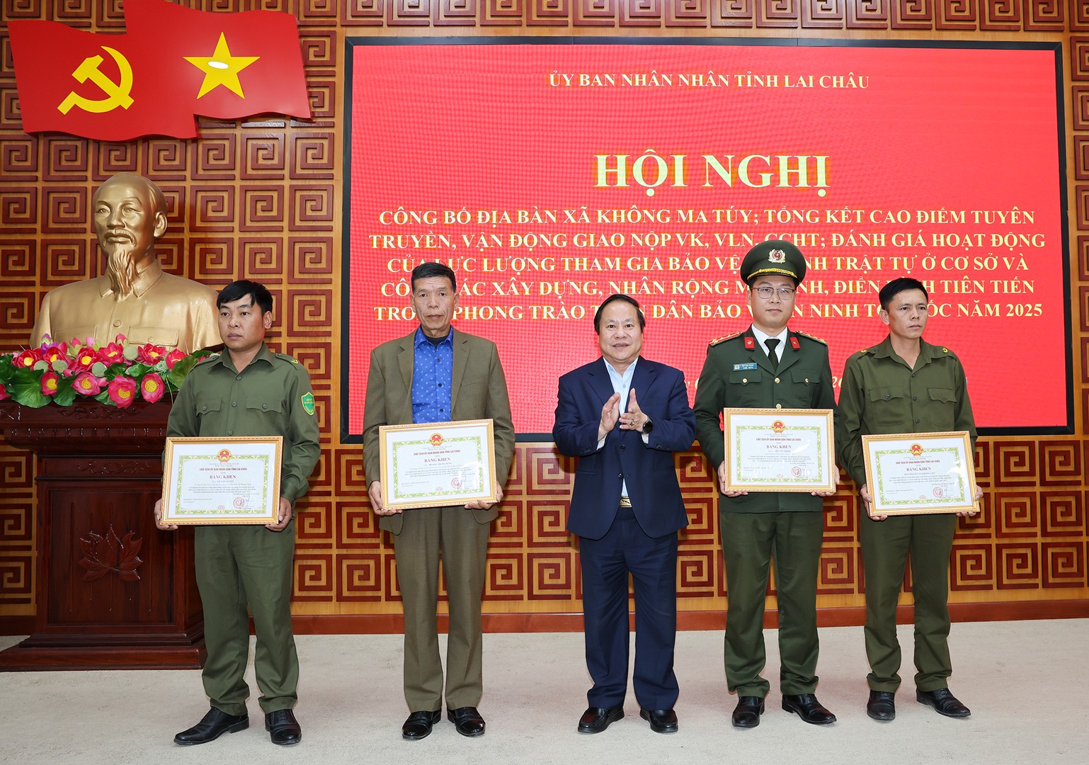 Đồng chí Tống Thanh Hải - Phó Chủ tịch Thường trực UBND tỉnh Lai Châu trao Bằng khen của Chủ tịch UBND tỉnh cho 01 tập thể, 03 cá nhân.jpg