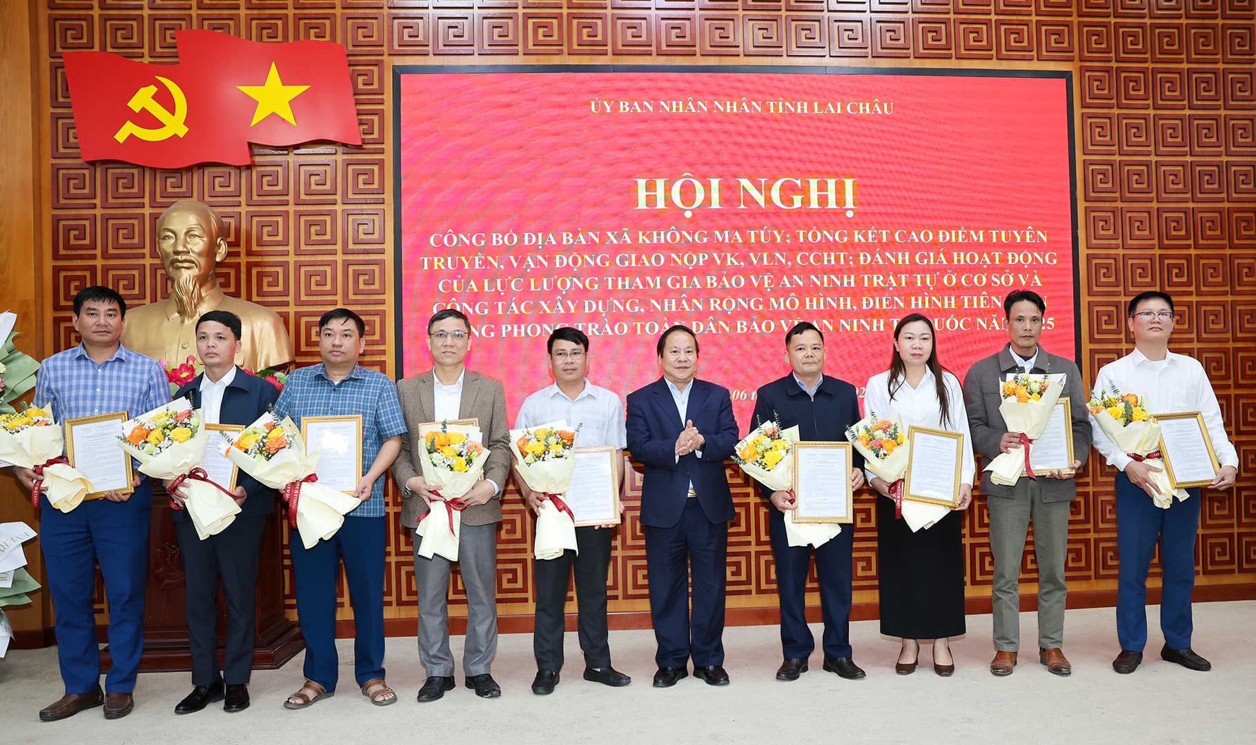 Đồng chí Tống Thanh Hải - Phó Chủ tịch Thường trực UBND tỉnh Lai Châu trao quyết định công nhận 11 xã không ma tuý trên địa bàn tỉnh Lai Châu.jpg