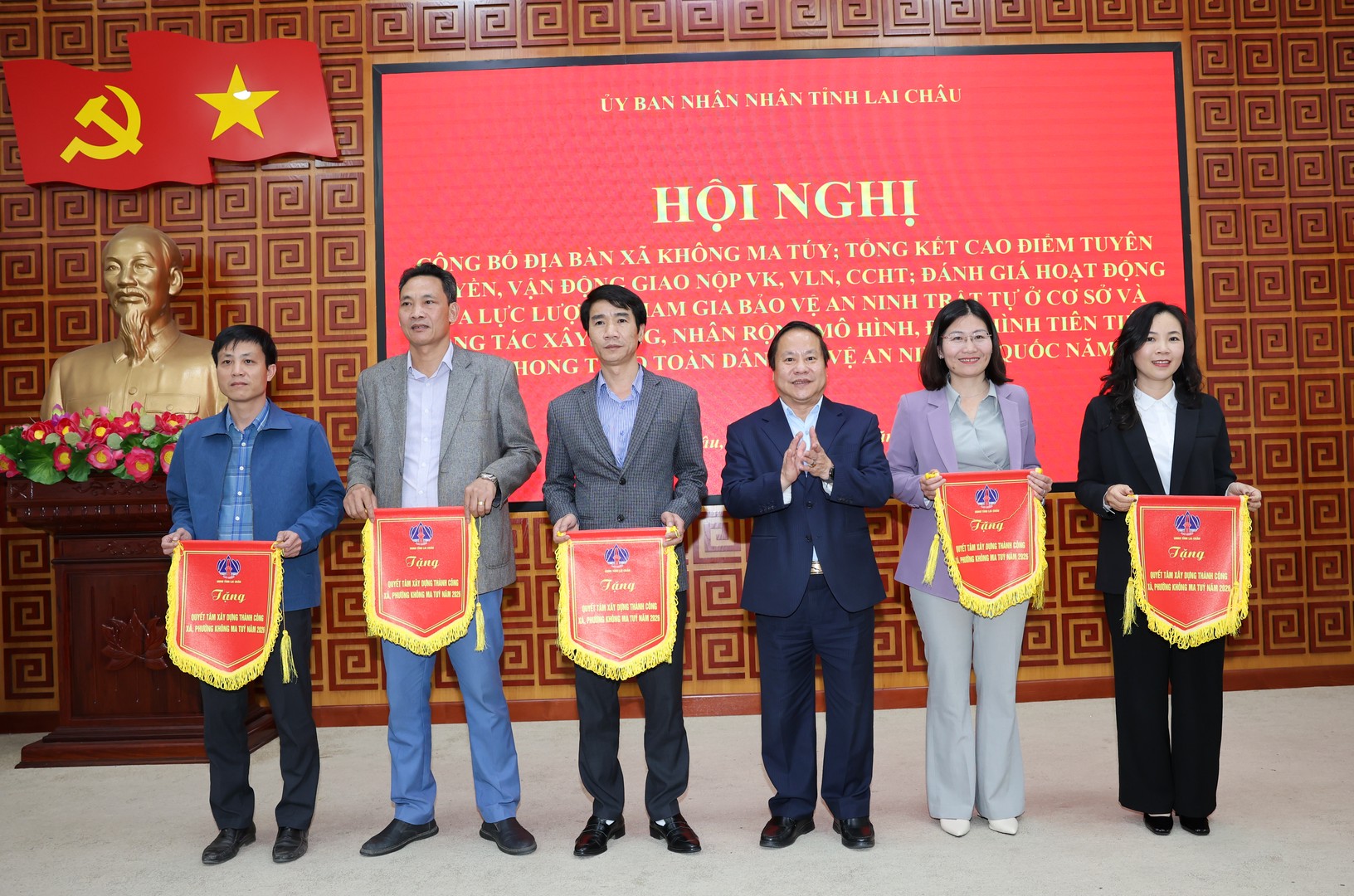 Đồng chí Tống Thanh Hải - Phó Chủ tịch Thường trực UBND tỉnh Lai Châu trao Cờ quyết tâm xây dựng thành công địa bàn xã, phường không ma tuý năm 2025 cho đại diện các xã.jpg