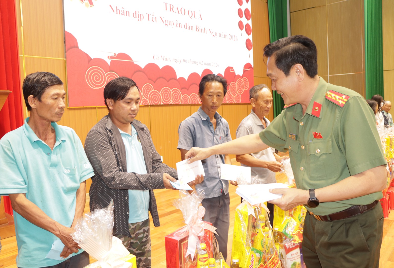 Ảnh 1 - Đại tá Hồ Việt Triều, UVBTV Tỉnh ủy trực tiếp trao những phần quà đến tay các hộ dân có hoàn cảnh khó khăn.JPG