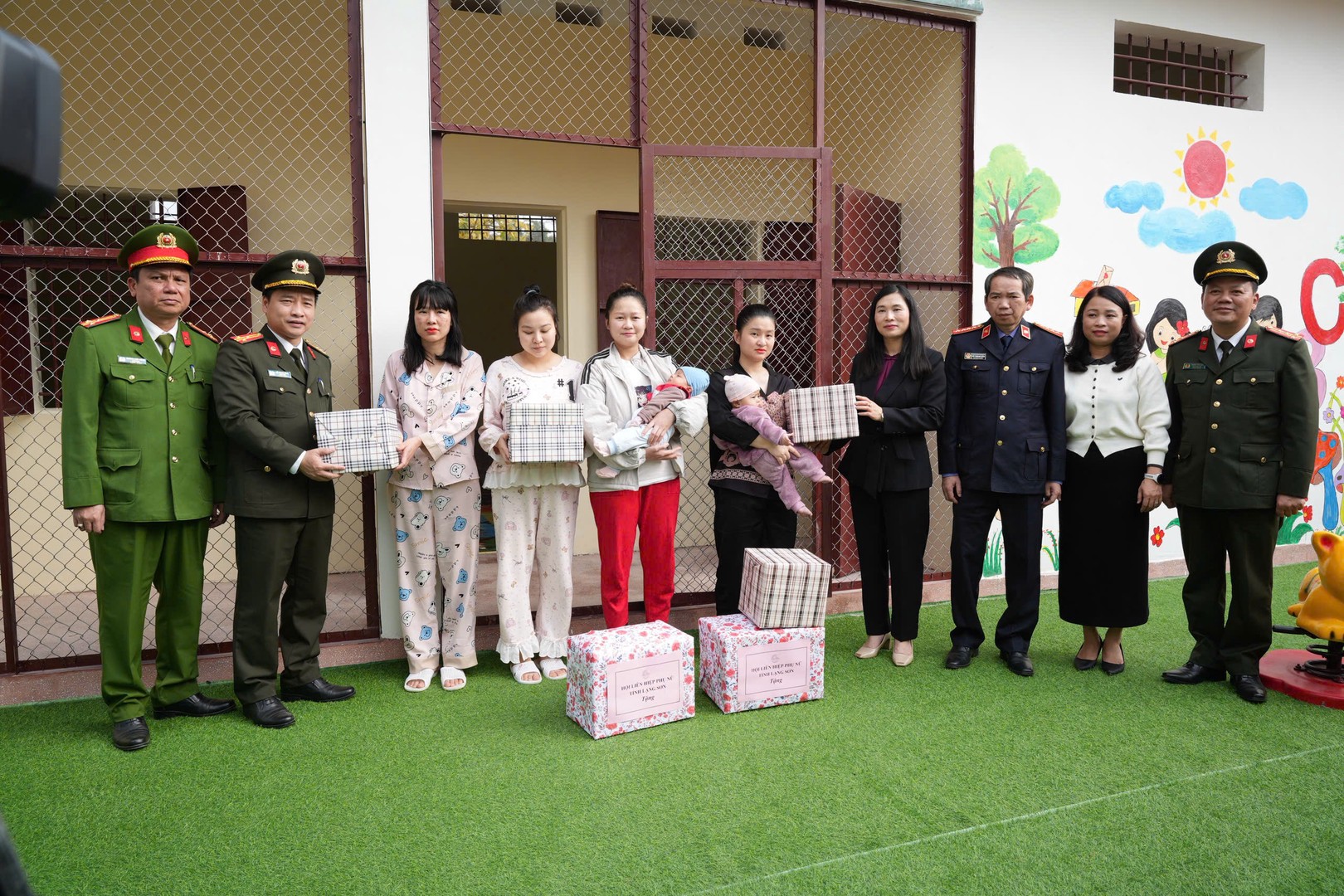 7.Các đồng chí lãnh đạo tặng quà cho phạm nhân nuôi con nhỏ.jpg