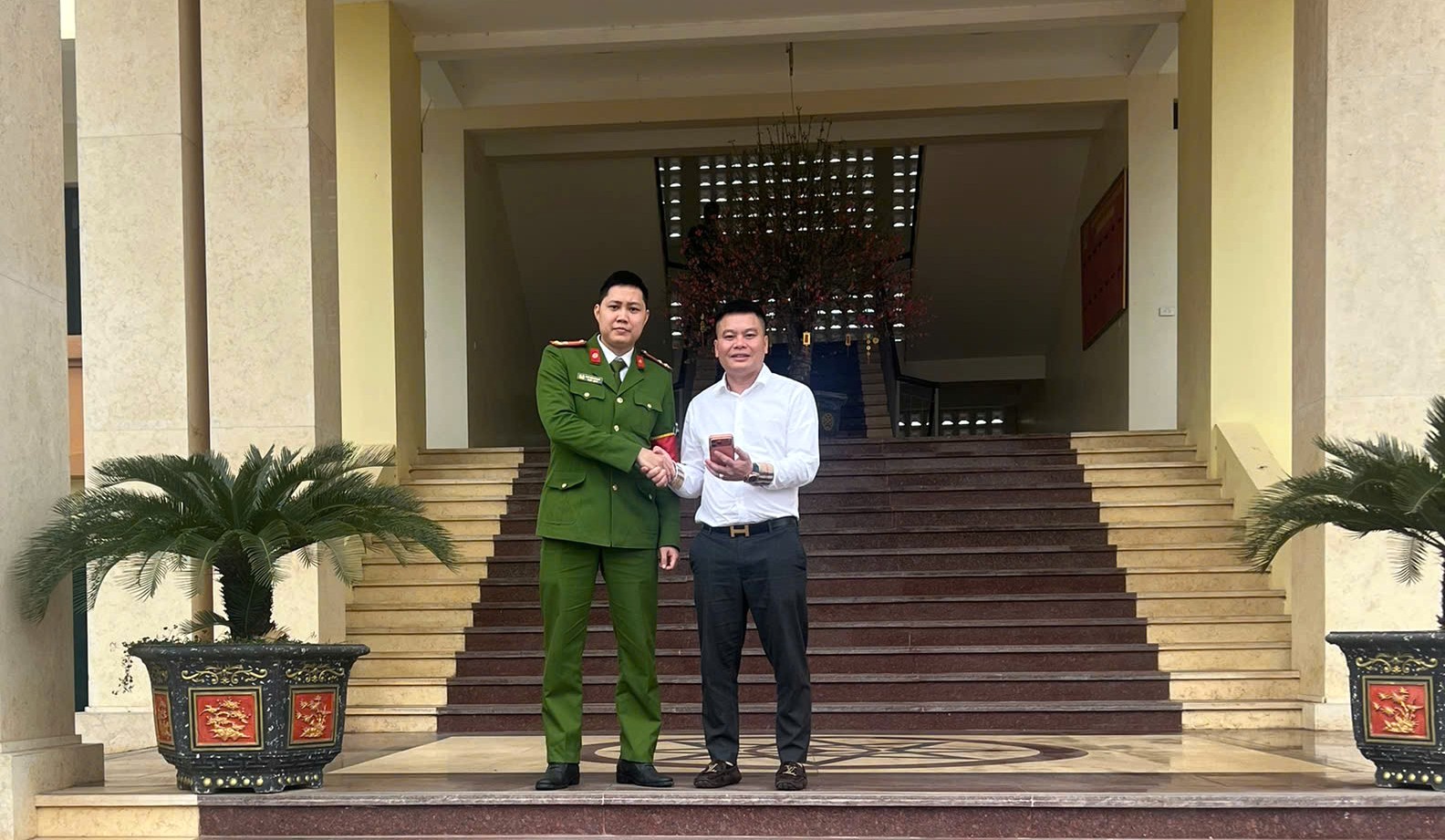 Nhờ sự hỗ trợ của Công an xã Lạng Giang, anh Bảo đã chuyển trả lại số tiền 100 triệu đồng cho người chuyển khoản nhầm.jpg