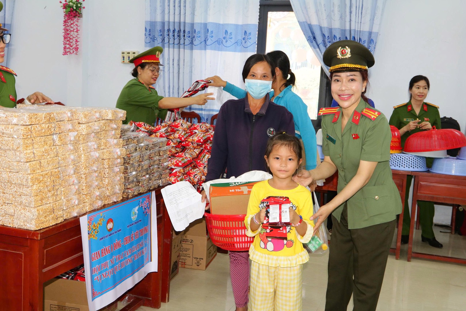 Hội phụ nữ Công an tỉnh trao quà cho người dân có hoàn cảnh khó khăn tham gia Chương trình (1).jpg