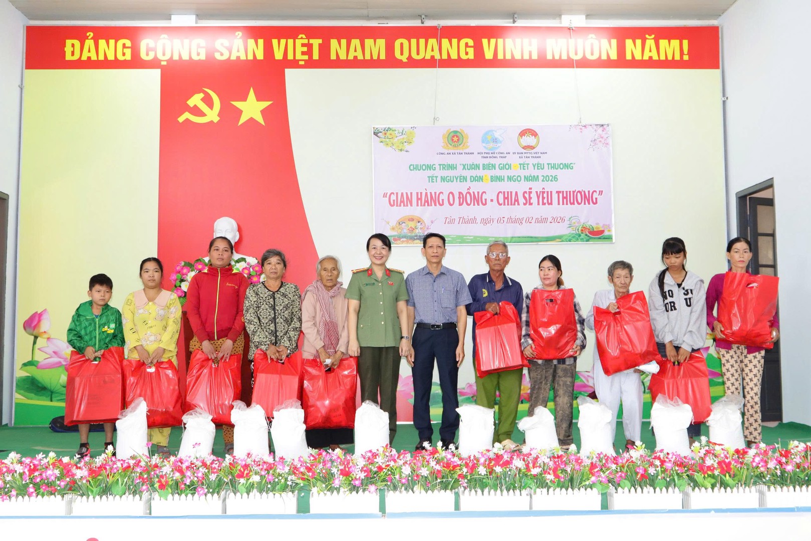 Đại tá Võ Thị Hoài Ngọc, Phó Giám đốc Công an tỉnh Đồng Tháp và ông Phạm Tấn Xiếu, Bí thư Đảng ủy, Chủ tịch HĐND xã Tân Thành trao quà cho bà con khó khăn tham gia Chương trình.jpg